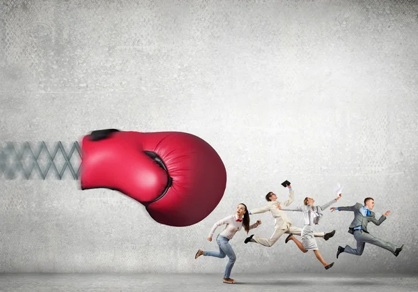 Empresarios peleando con guante de boxeo — Foto de Stock