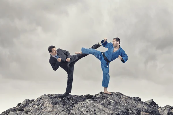 Karate hombre en kimino azul — Foto de Stock