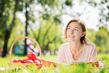 Park güneşli hafta sonu
