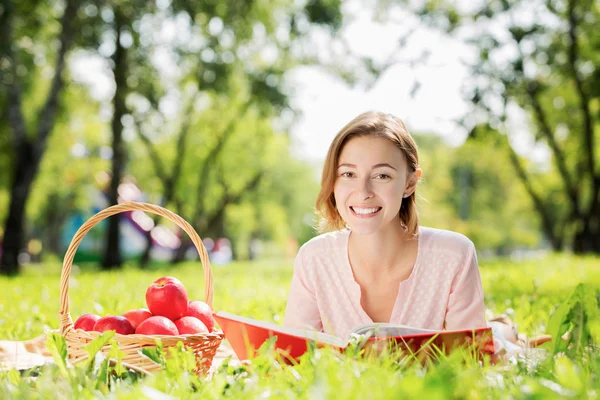 Sonniges Wochenende im Park — Stockfoto