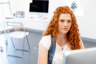 Yaratıcı iş kadını ofiste