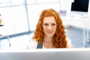 Yaratıcı iş kadını ofiste