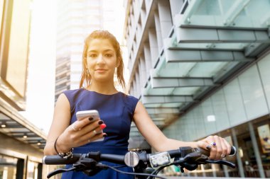 Genç kadın üzerinde bisiklet commuting