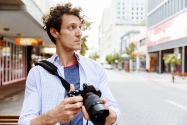 Erkek fotoğrafçı alarak resim