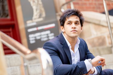 Açık havada kendinden emin bir iş adamının portresi.