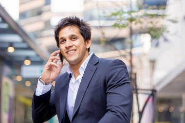 Cep telefonu açık havada ile kendine güvenen işadamı portresi