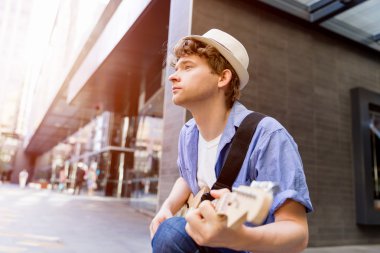 Gitar City ile genç müzisyen