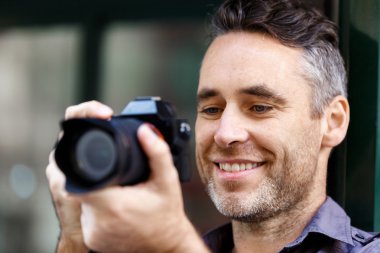 Erkek fotoğrafçı alarak resim