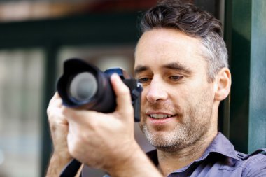 Erkek fotoğrafçı alarak resim