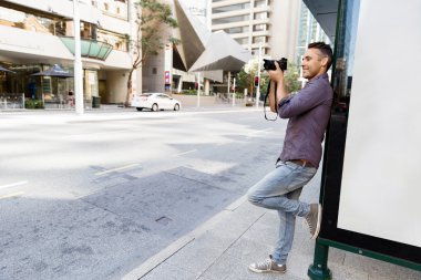 Erkek fotoğrafçı alarak resim