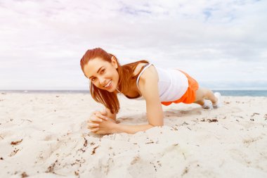 Genç kadın plaj dışında eğitim