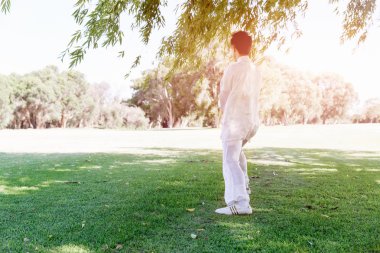 Yakışıklı adam Thai Chi yapıyor.