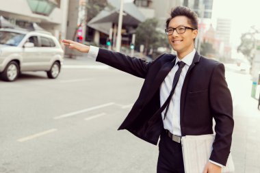 Bir taksi şehirde sallayarak