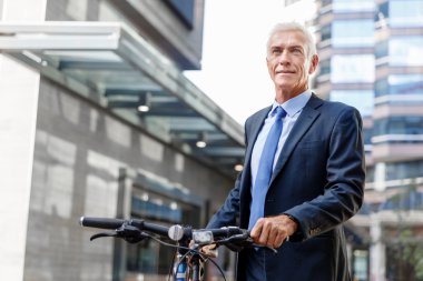 Başarılı bir iş adamı binicilik bisiklet