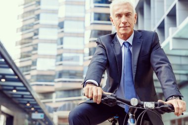 Başarılı bir iş adamı binicilik bisiklet