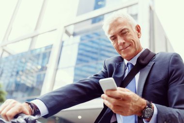 Başarılı bir iş adamı binicilik bisiklet