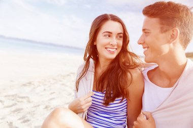 Sahilde oturup romantik genç Çift