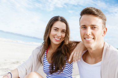Sahilde oturup romantik genç Çift