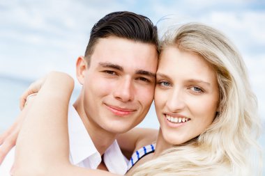 Sahilde oturup romantik genç Çift