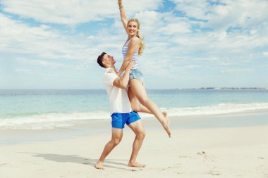 Mutlu çift Beach tatile atlama