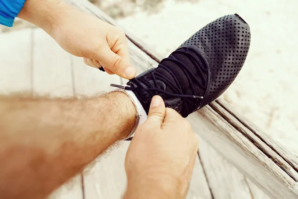 Běžec tkaničky boty a připravuje na běhání — Stock fotografie