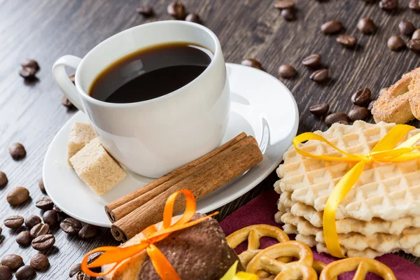 Biscuits and coffee on table — Stock Photo, Image