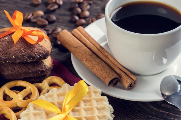 Kekse und Kaffee auf dem Tisch — Stockfoto