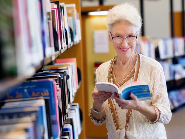 Taking her time with new books — Stock Photo, Image