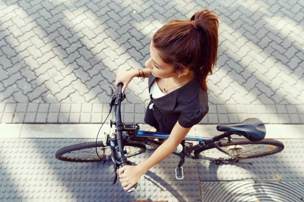 Junge Frau pendelt mit dem Fahrrad — Stockfoto