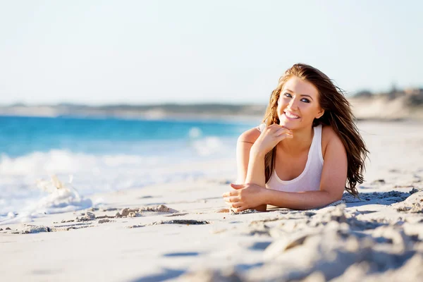 Jonge vrouw ontspannen op het strand — Stockfoto