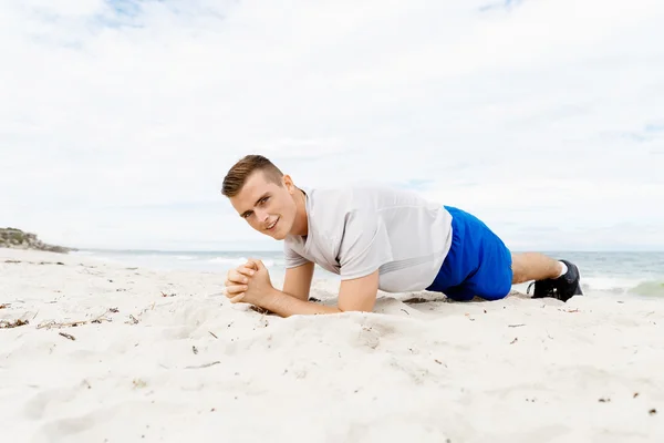 男人在外面的海滩上训练 — 图库照片