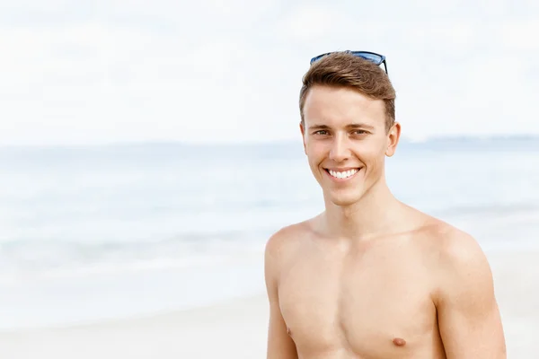 Przystojny mężczyzna pozowanie na plaży — Zdjęcie stockowe