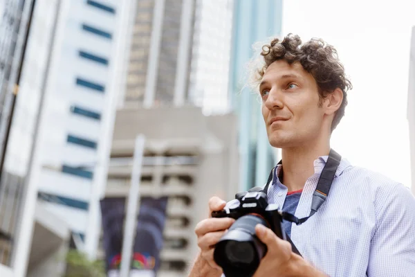 Fotógrafo masculino tomando fotos — Foto de Stock