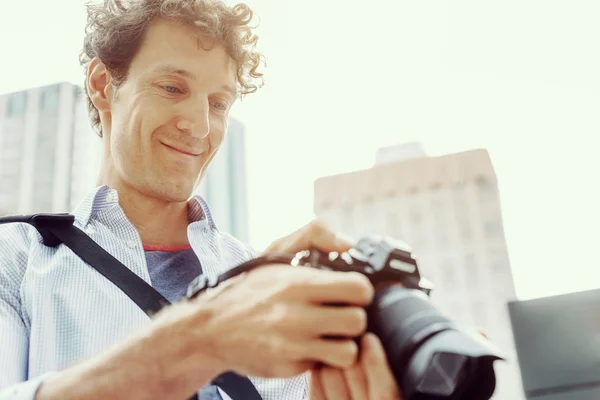 Laki-laki fotografer mengambil gambar — Stok Foto