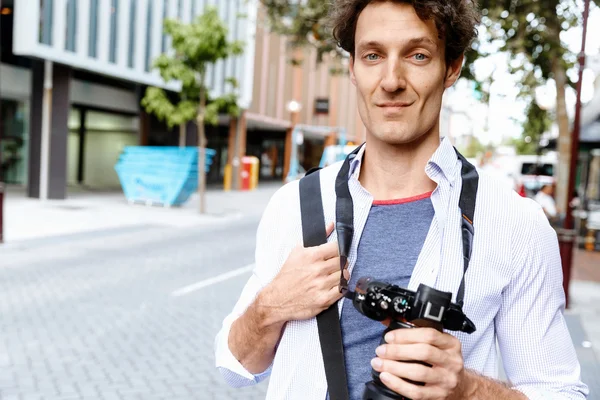 Turista masculino en la ciudad — Foto de Stock