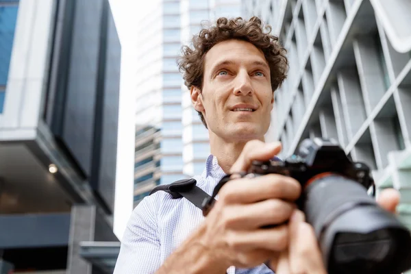 Mannlig fotograf som tar bilde – stockfoto