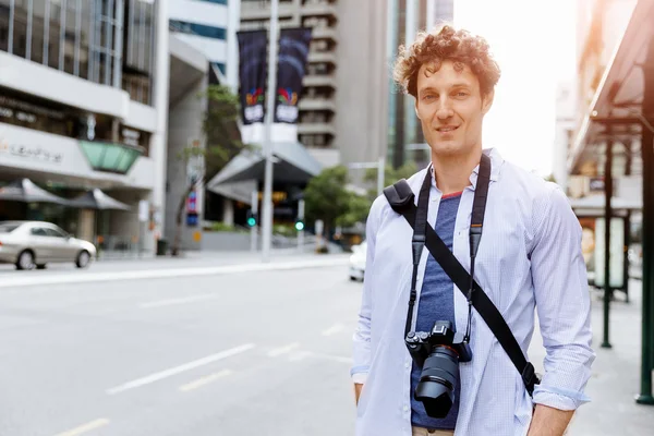 Turista masculino en la ciudad — Foto de Stock