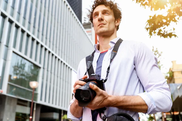 Male photographer taking picture — Stock Photo, Image