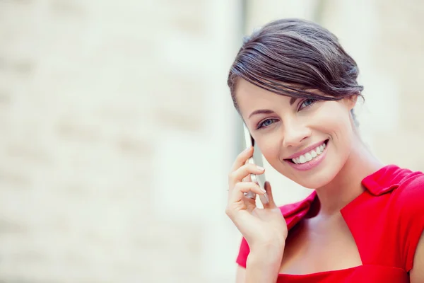 Портрет предпринимательницы с мобильным телефоном — стоковое фото