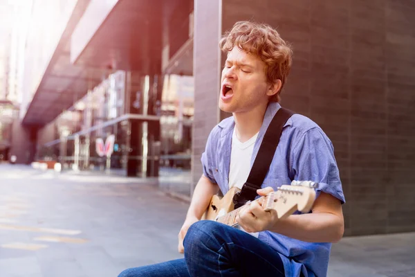 Junge Musikerin mit Gitarre in der Stadt — Stockfoto