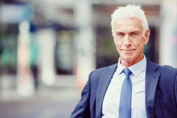 Retrato de empresario confiado al aire libre — Foto de Stock