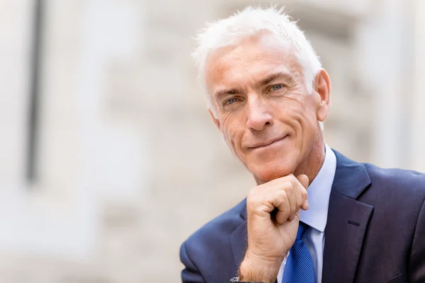 Retrato de empresario confiado al aire libre — Foto de Stock