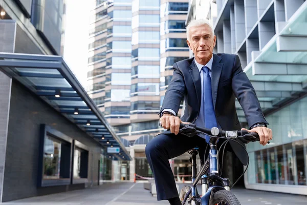 Bem sucedido empresário andar de bicicleta — Fotografia de Stock