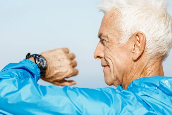 Runner zijn prestatieresultaten controleren — Stockfoto