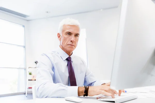 Een andere office dag achter computer — Stockfoto