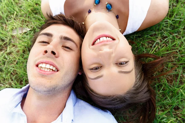 Jeune couple dans le parc — Photo