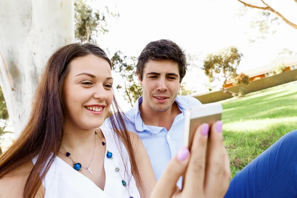 Jeune couple dans le parc — Photo