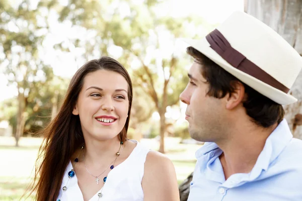 Jovem casal no parque — Fotografia de Stock