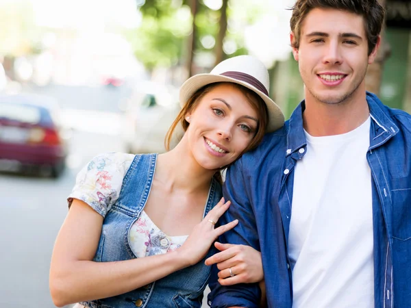 Glückliches junges Paar zu Fuß in der Stadt — Stockfoto