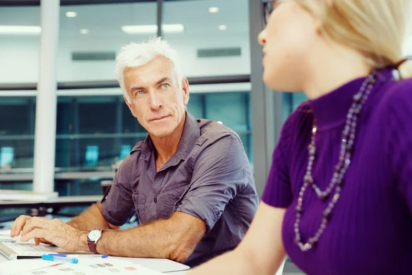 Collega's samen te werken — Stockfoto